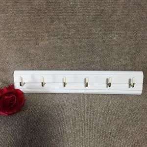 VTG White Wood Minimalist 6-Hook Key Rail Wall Organizer